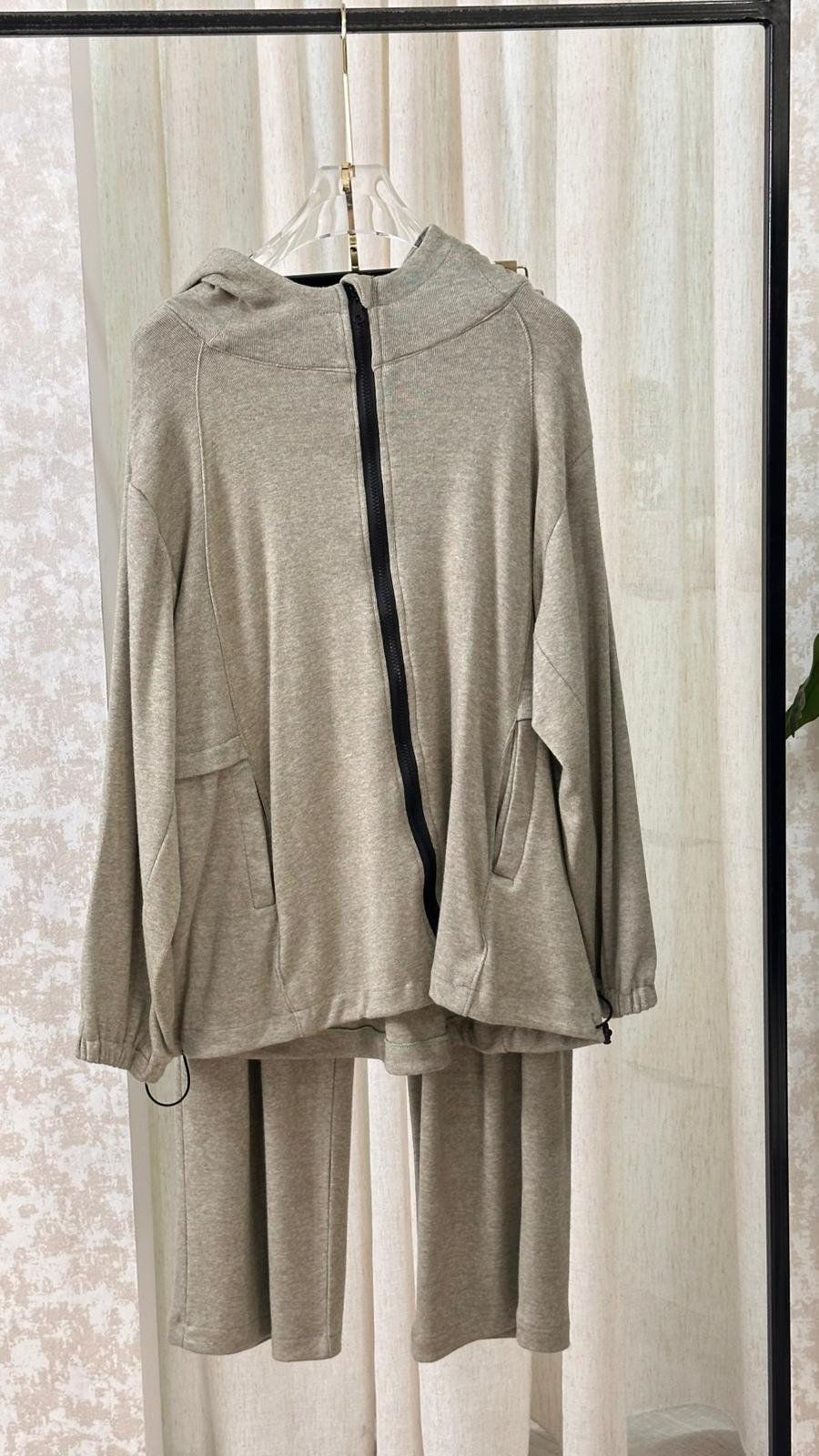 بدلة نسائي بطاقية وسحاب