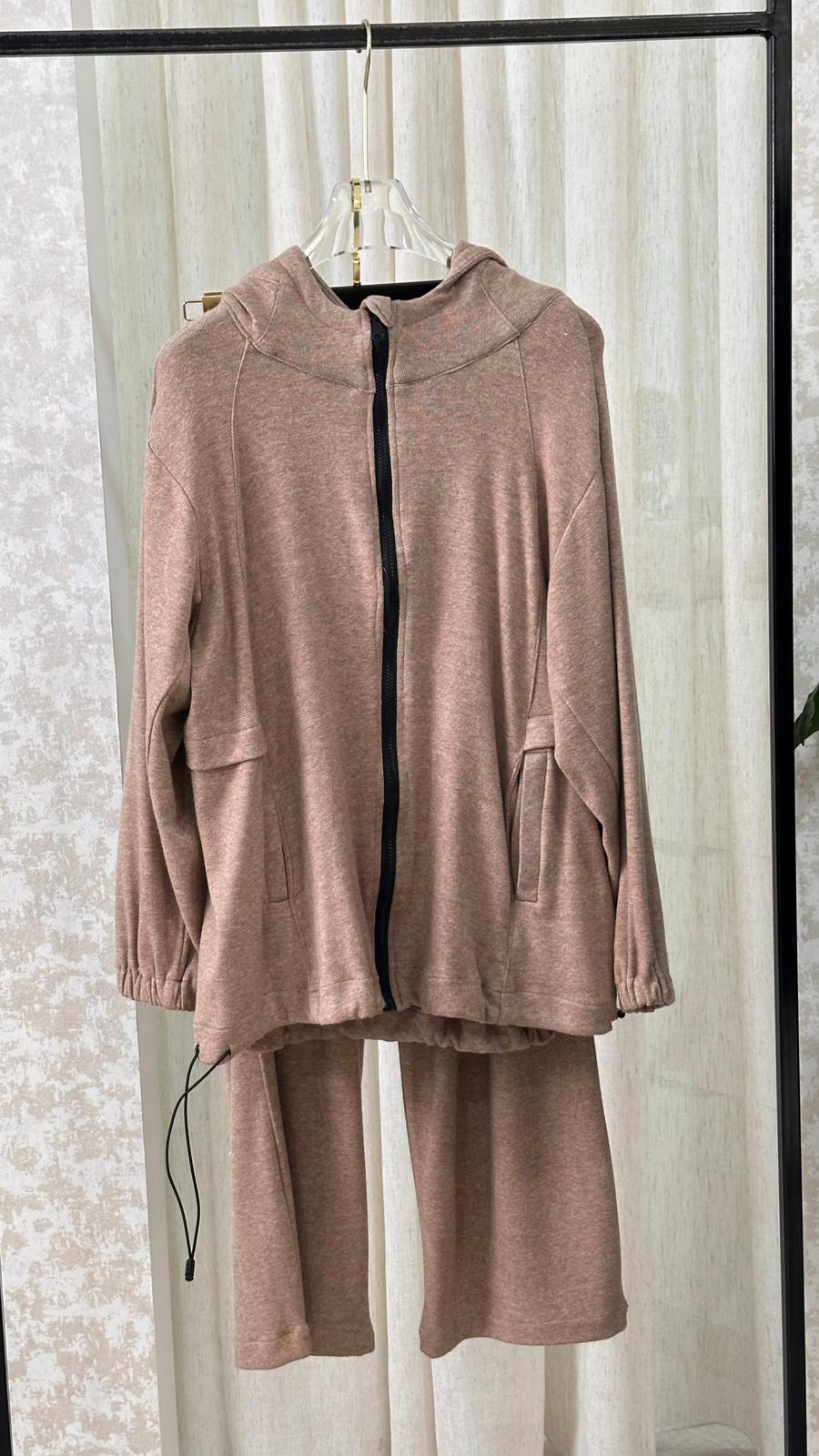 بدلة نسائي بطاقية وسحاب