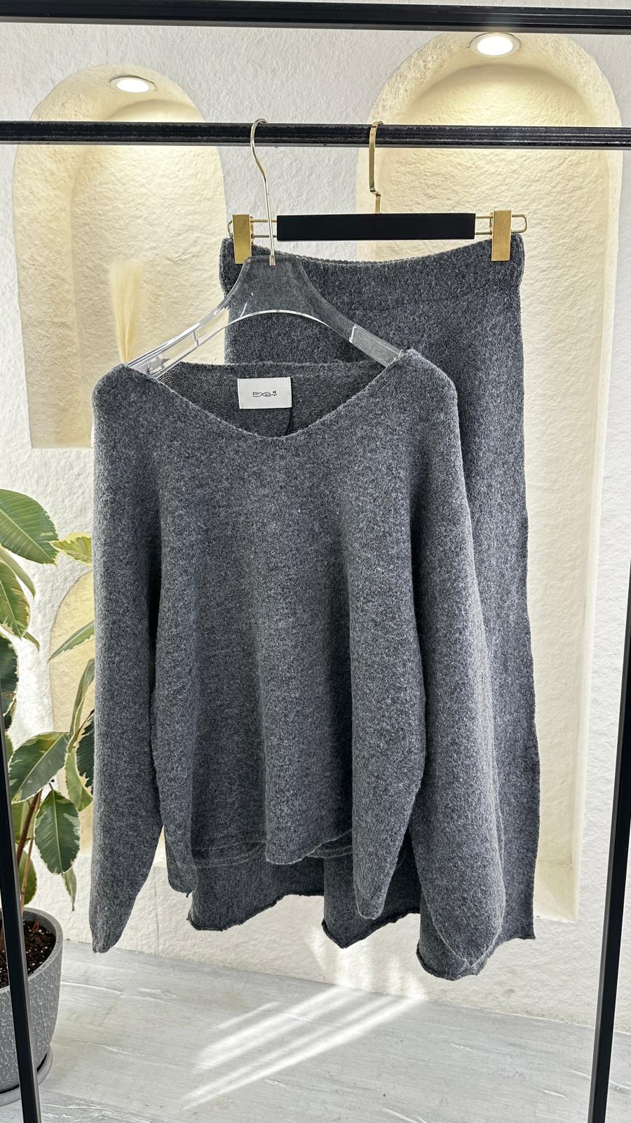 بدلة نسائي قبة V