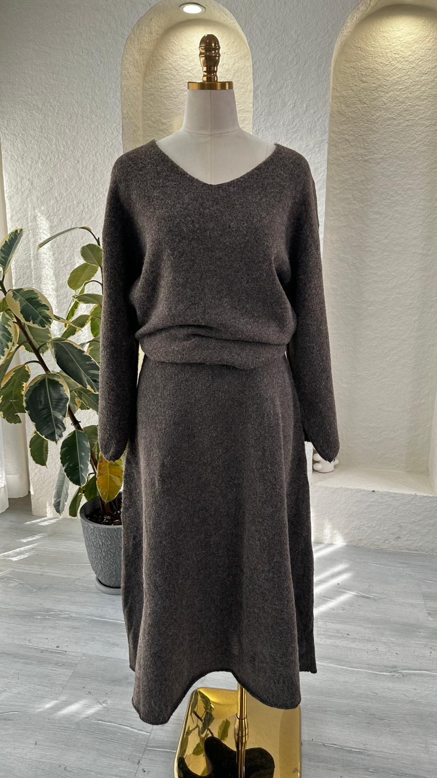 بدلة نسائي قبة V