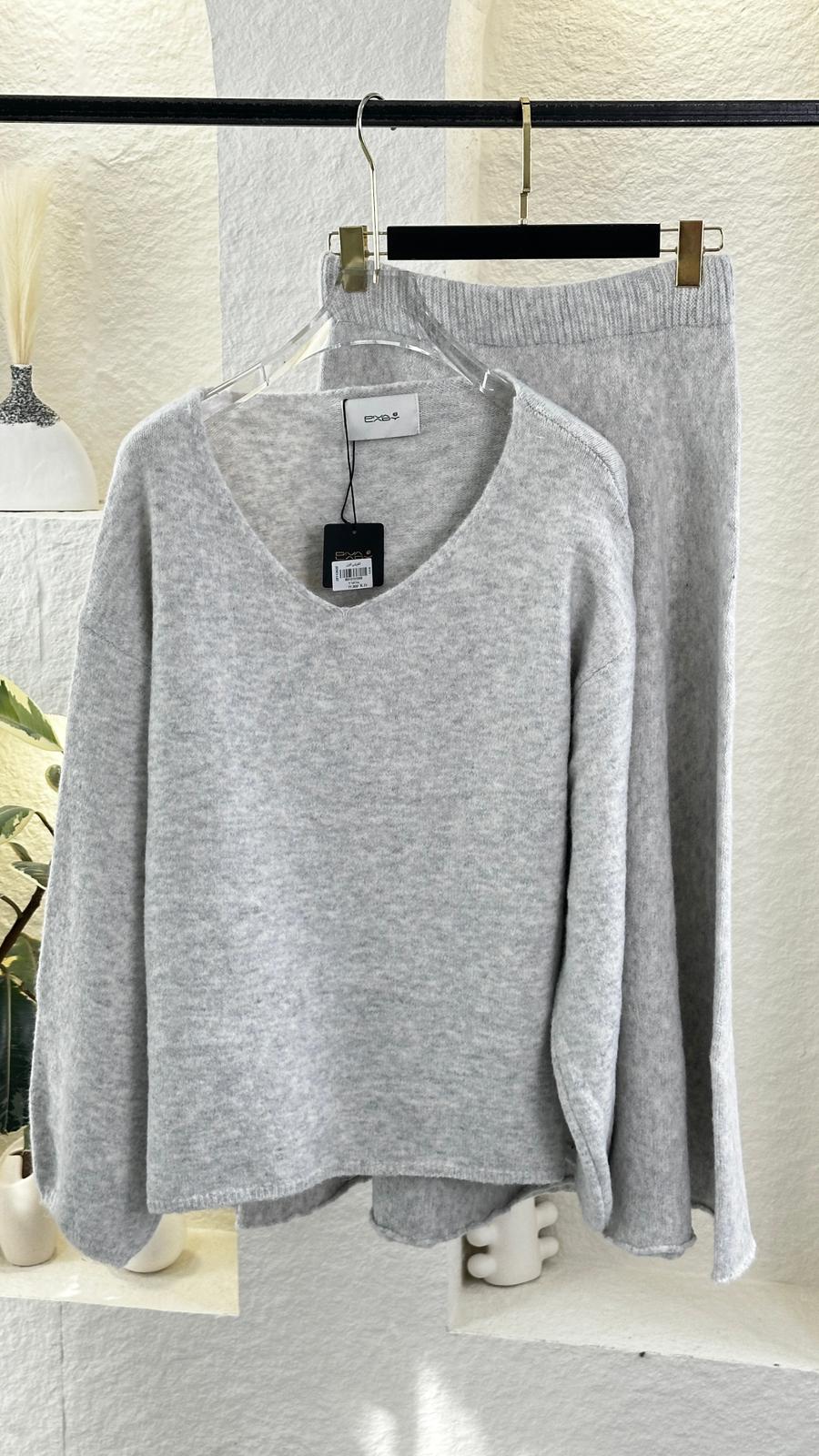 بدلة نسائي قبة V