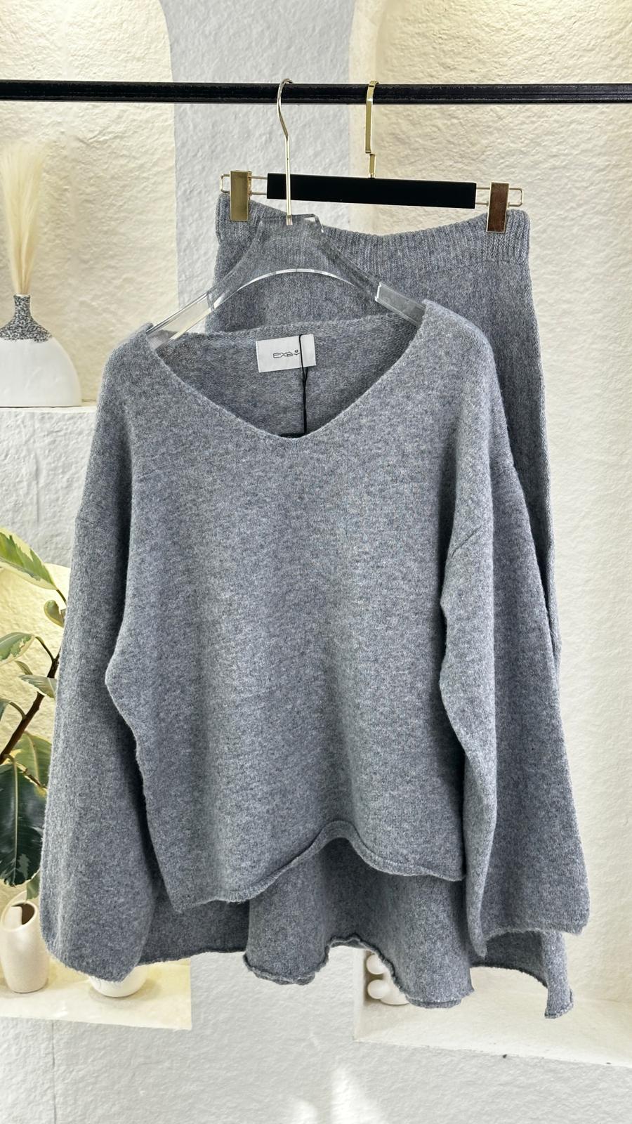 بدلة نسائي قبة V