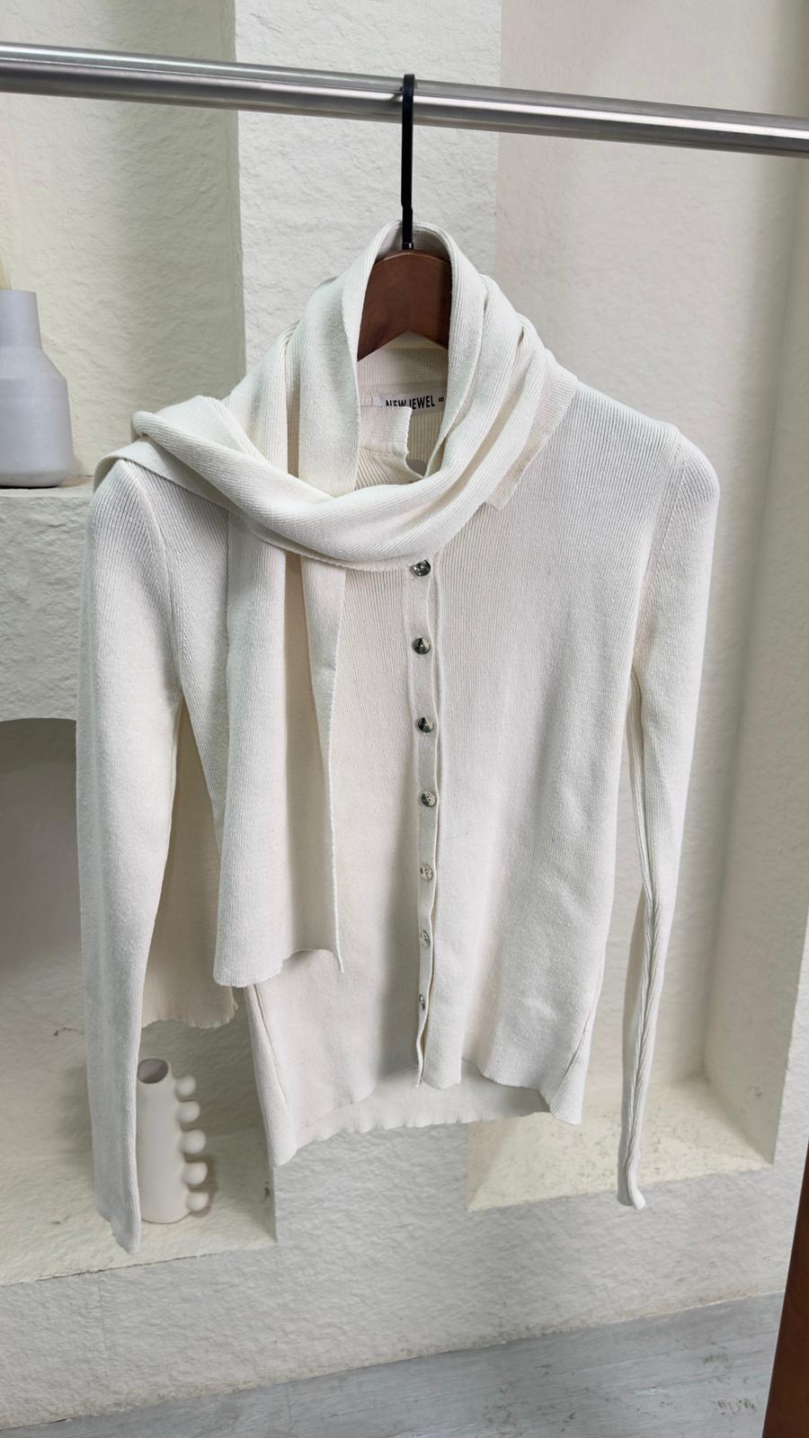 بلوزة نسائي مع اسكارف