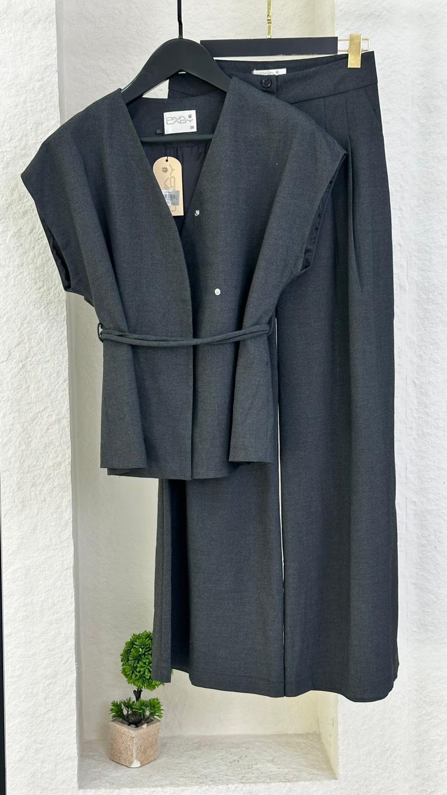 بدلة نسائي من غير اكمام