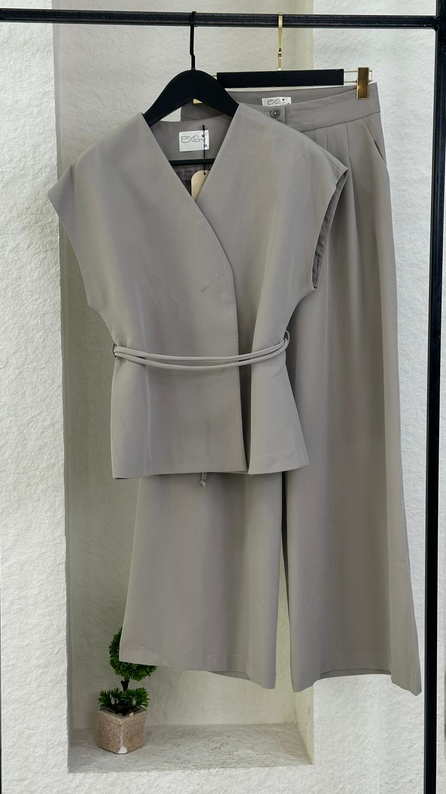 بدلة نسائي من غير اكمام