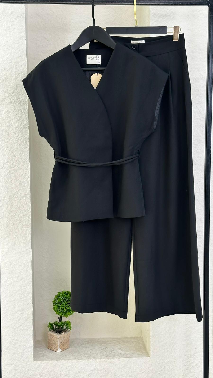 بدلة نسائي من غير اكمام