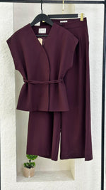 بدلة نسائي من غير اكمام