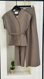 بدلة نسائي من غير اكمام