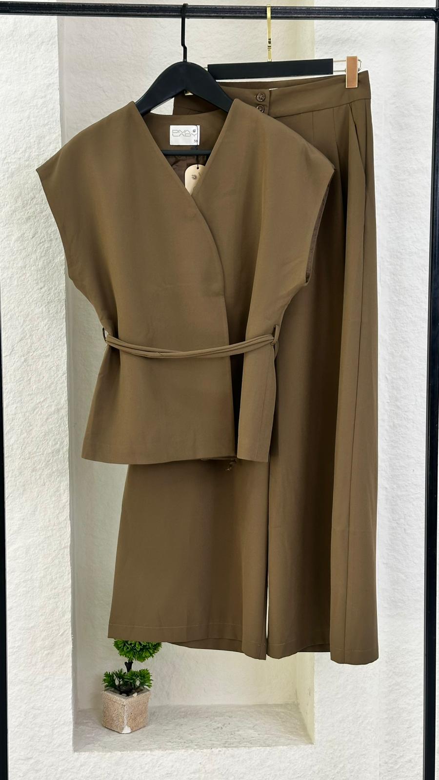 بدلة نسائي من غير اكمام