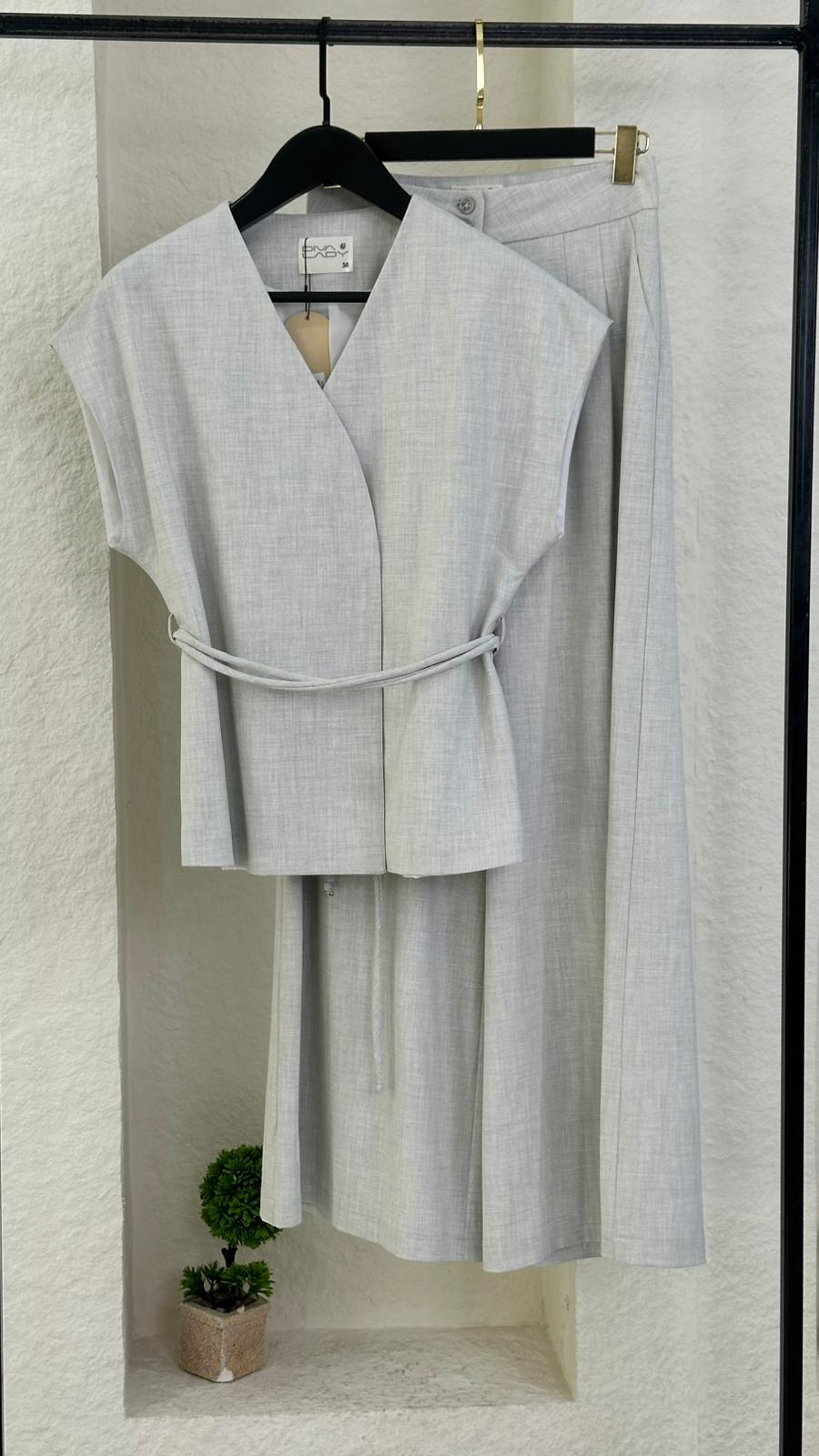 بدلة نسائي من غير اكمام