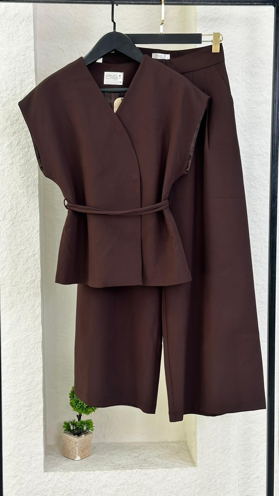 بدلة نسائي من غير اكمام