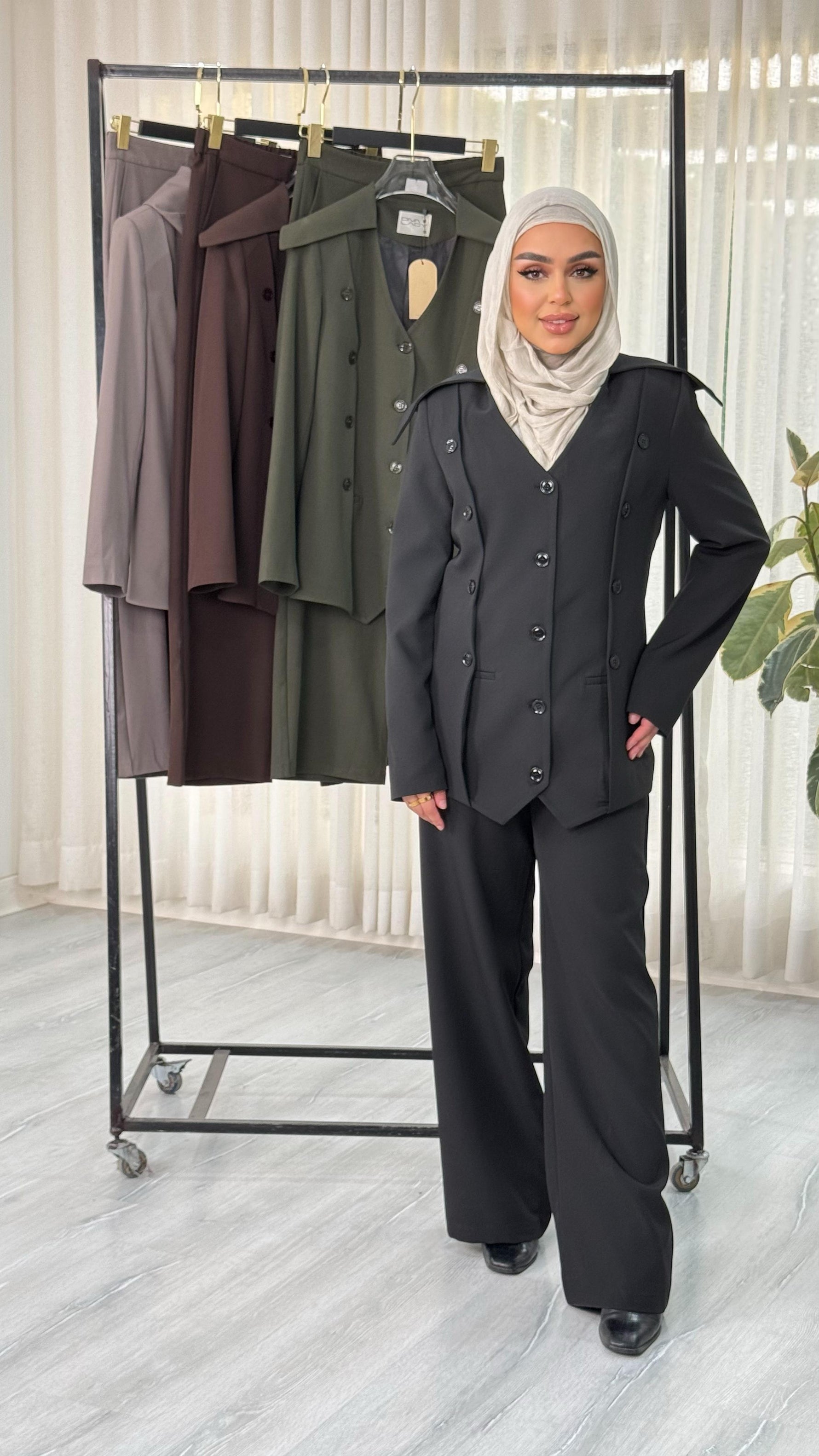 بدلة نسائى بتصميم عصري