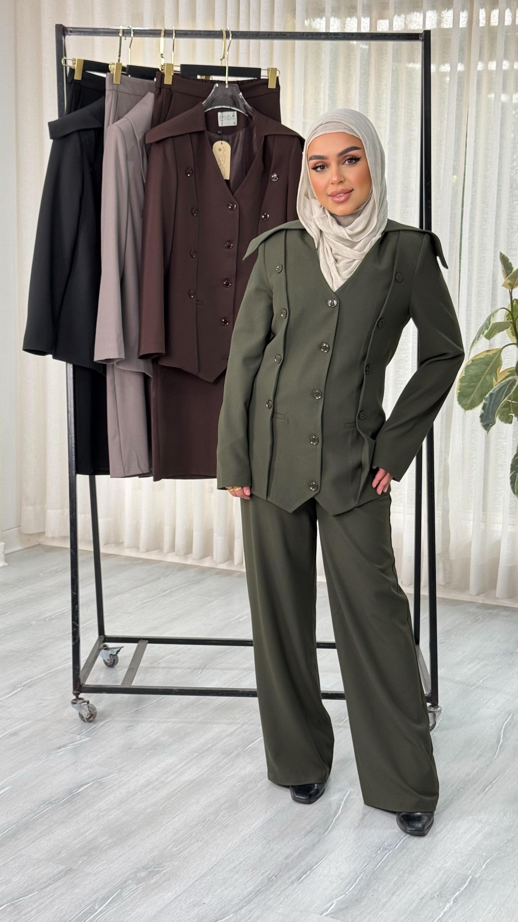 بدلة نسائى بتصميم عصري