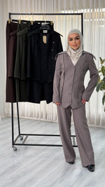 بدلة نسائى بتصميم عصري