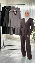 بدلة نسائى بتصميم عصري