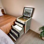 طاولة زينة مع مرآة مضيئة