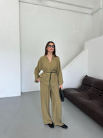 بدلة نسائي مزموم الخصر