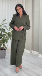 بدلة بجاكيت ملفوف