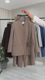 بدلة بجاكيت ملفوف