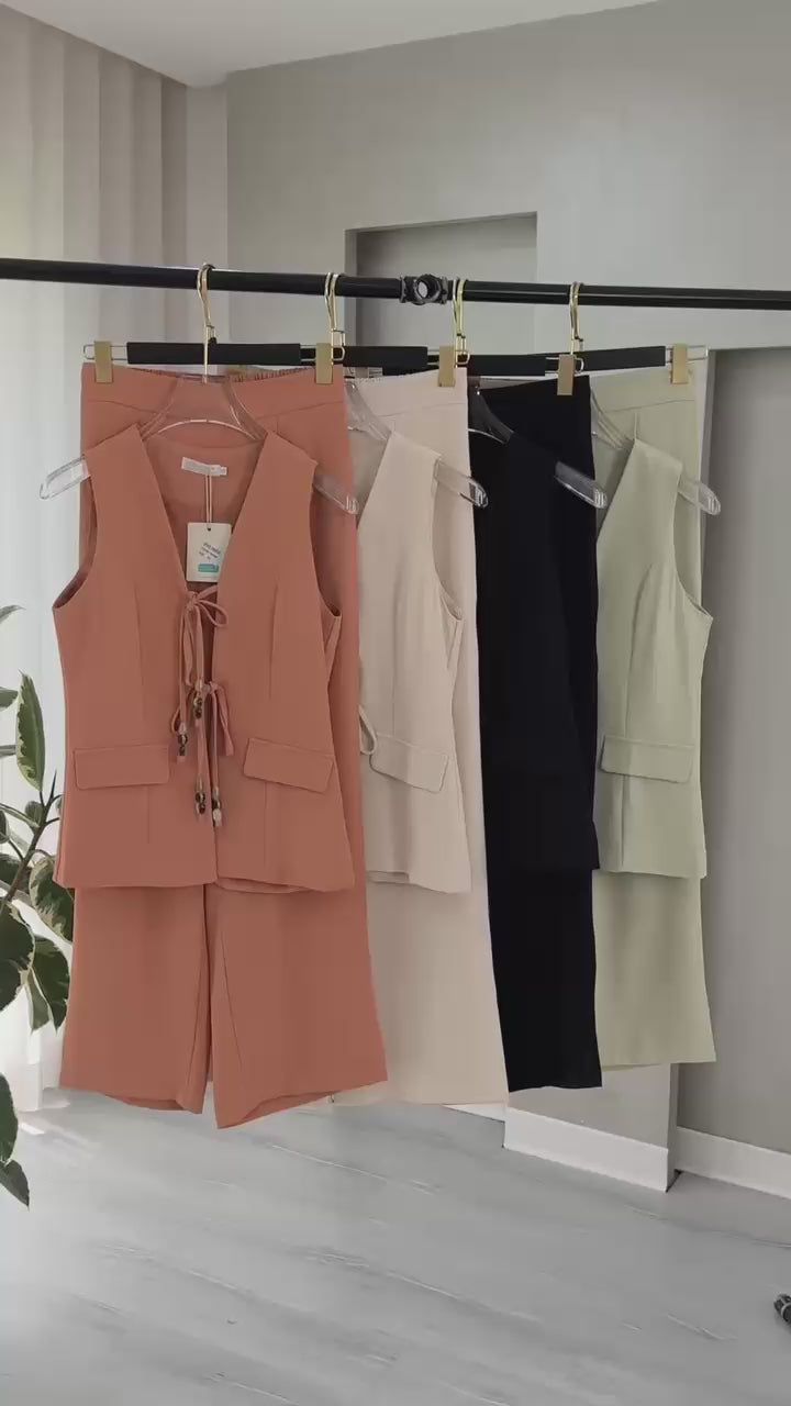 بدلة نسائي برباط من الصدر