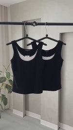 توب نسائي بتصميم من الرقبة