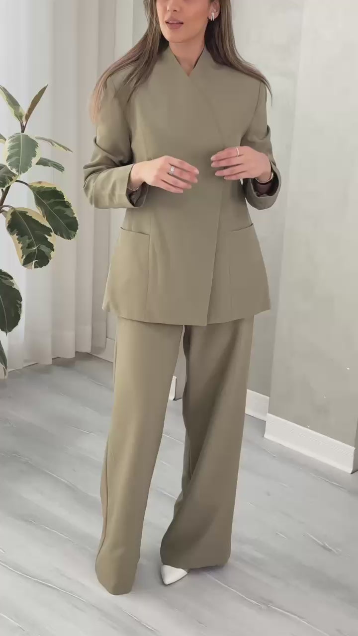 بدلة نسائي زر جانبي