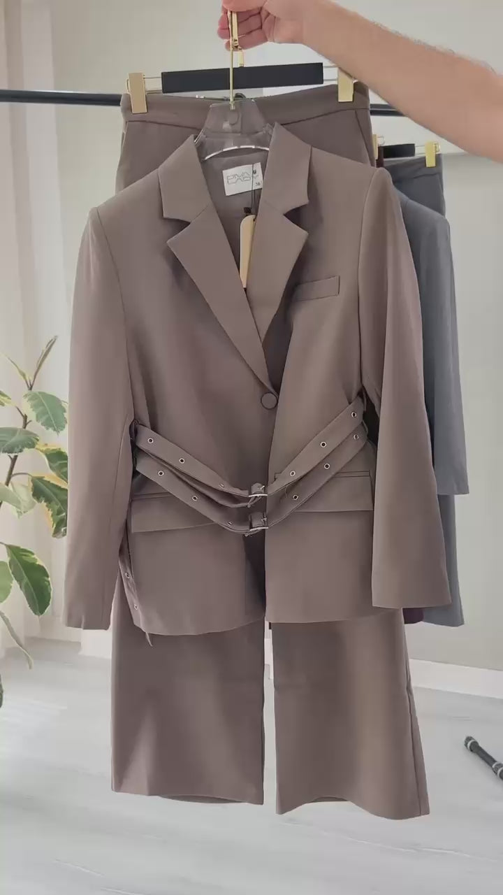 بدلة نسائي بحزام