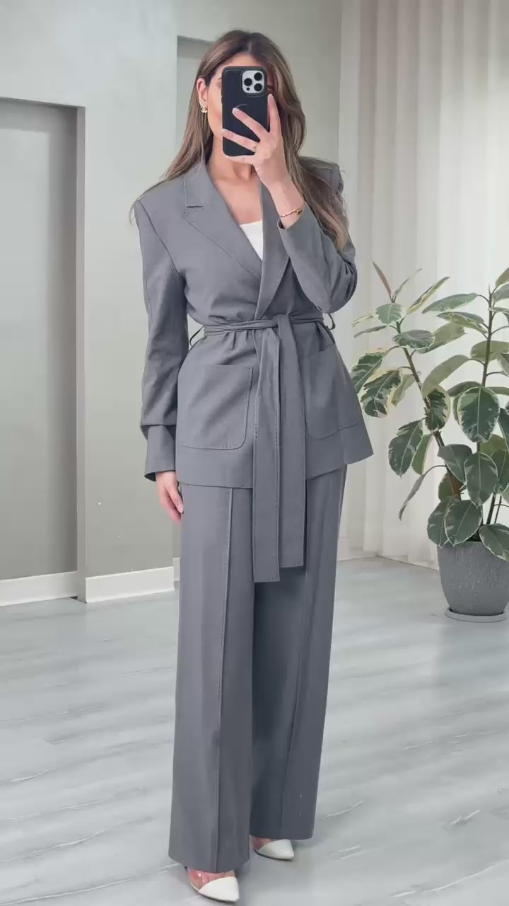بدلة نسائي كلاسيكي