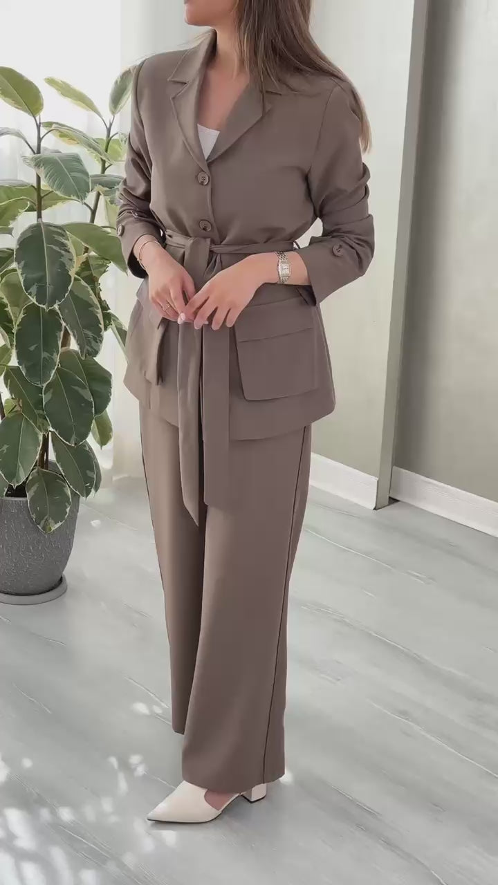 بدلة نسائي ازرار و حزام