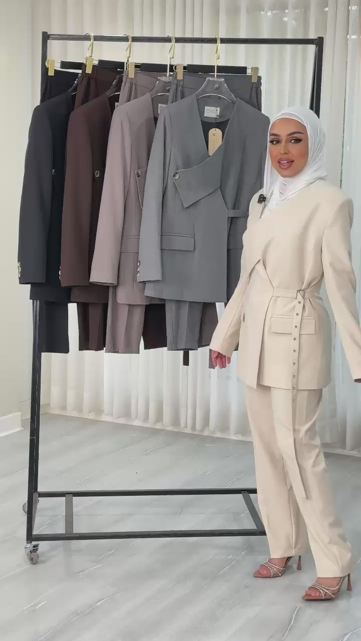 بدلة نسائي برباط جانبي