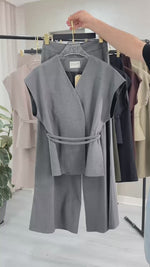 بدلة نسائي من غير اكمام