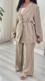 بدلة نسائي برباط ناعم