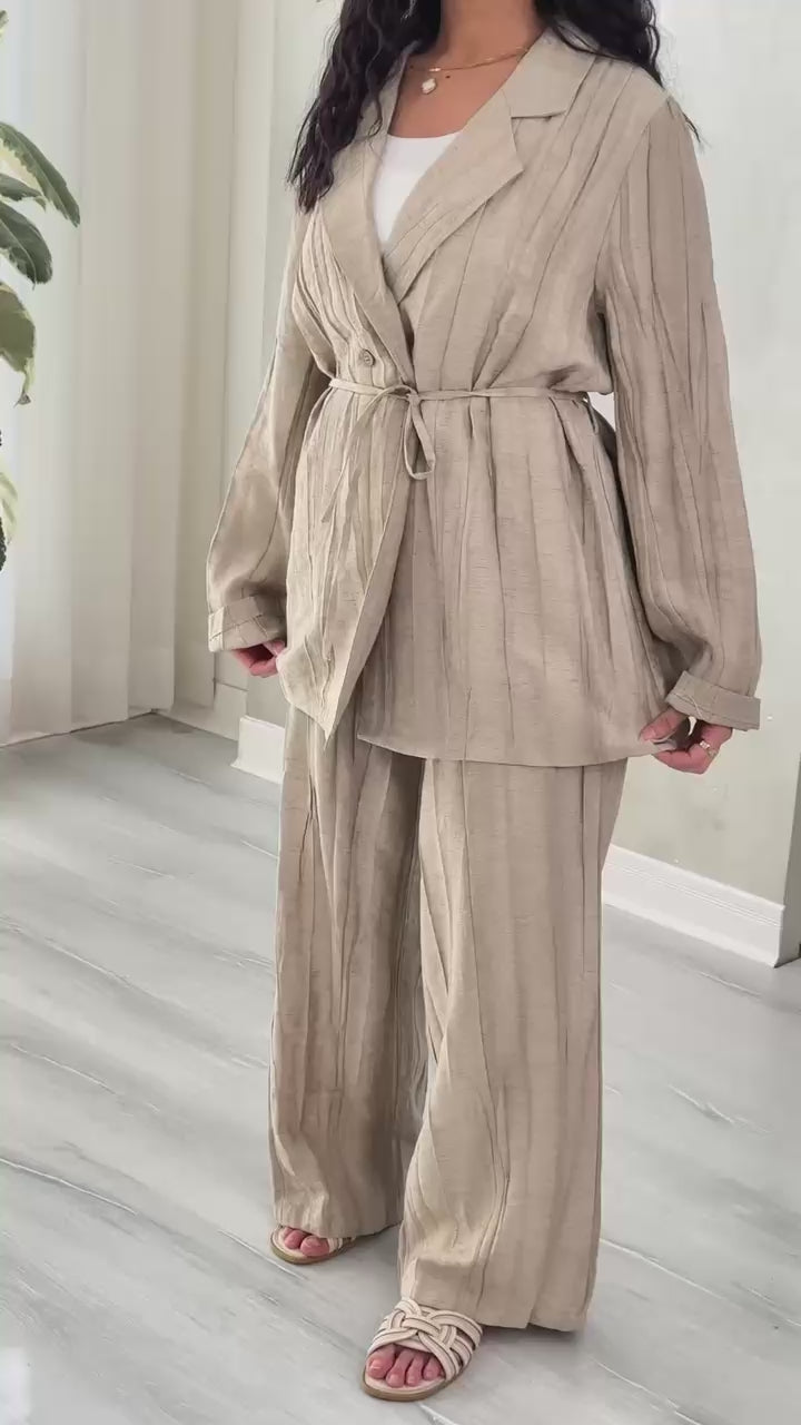 بدلة نسائي برباط ناعم